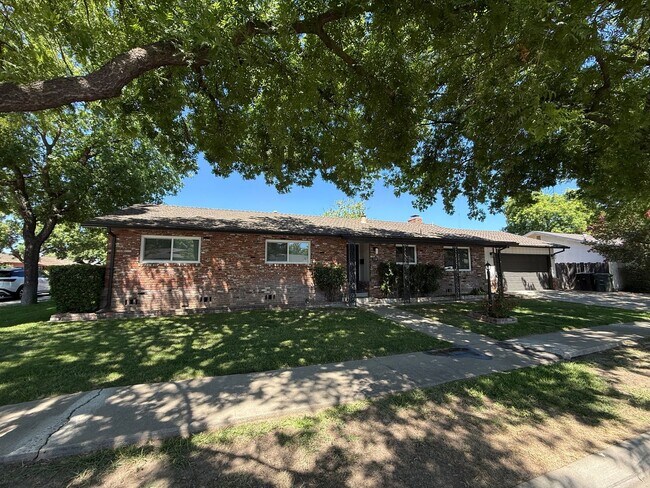 Foto del edificio - Newly renovated single story in Greenwood Estates!