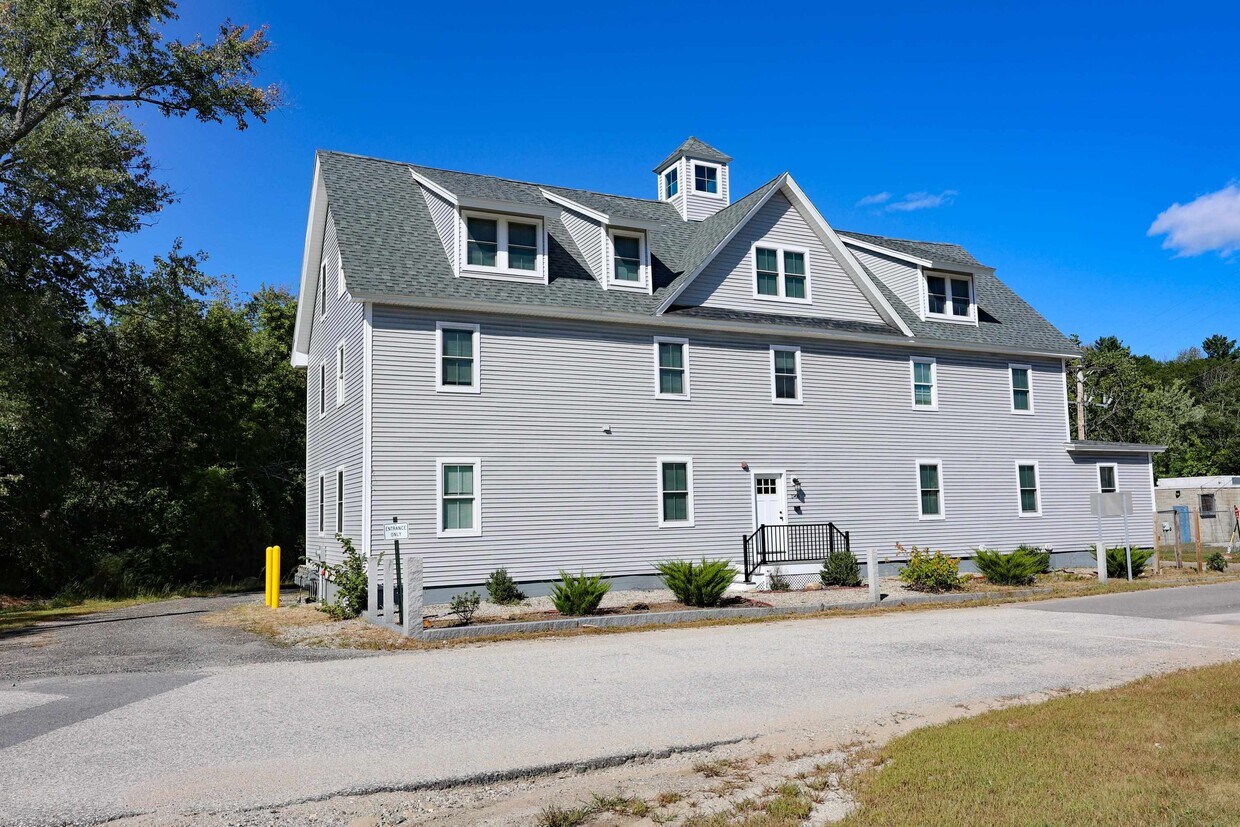 1966 Maple St Unit 4, Hopkinton, NH 03229 Room for Rent in Hopkinton