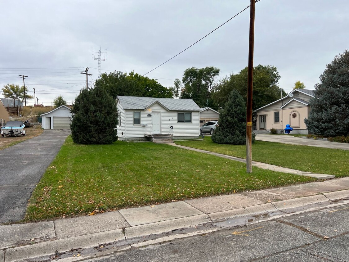 Primary Photo - 1-2 Bedroom 1 Bath House with Garage, Newl...