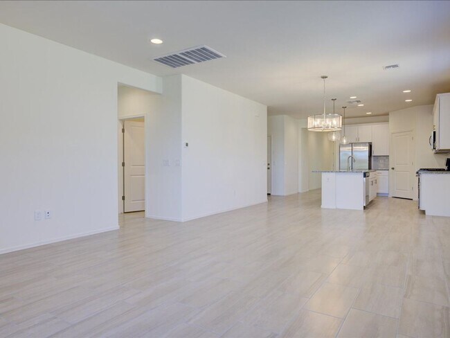 Building Photo - 4 Bedroom 3 Bathroom