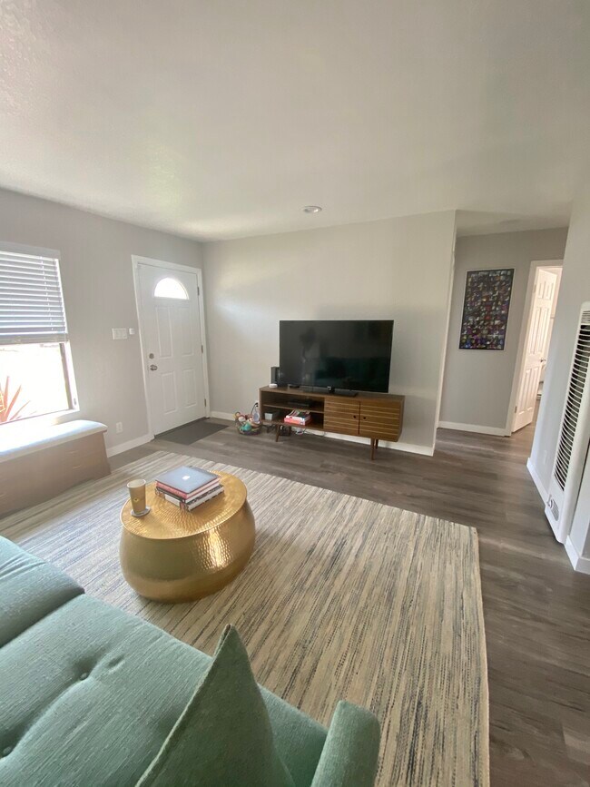 Sala de estar - 2411 Gates Ave