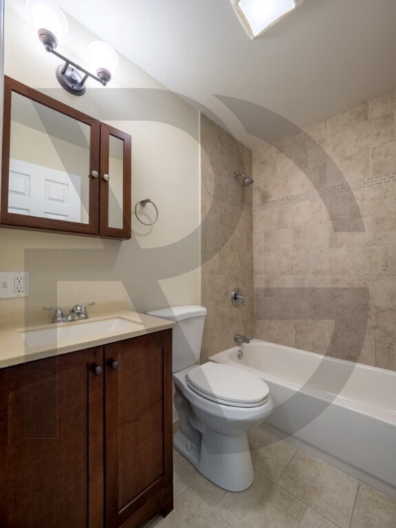 Building Photo - Brand new renovation with laundry in unit