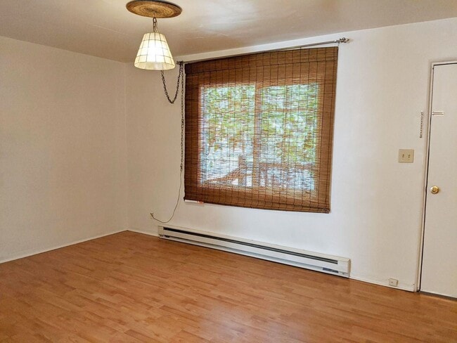 Building Photo - Charming 1 bedroom/1 bathroom duplex- avai...