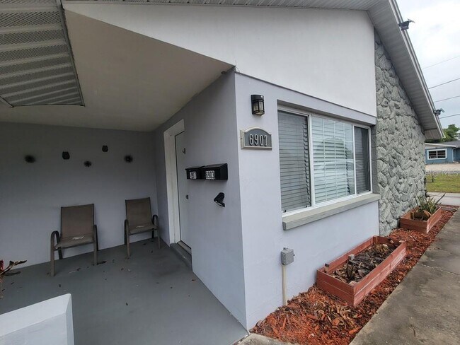 Foto del edificio - 6907 Forest Ave