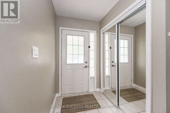 Photo du bâtiment - 734 Edwards Ave