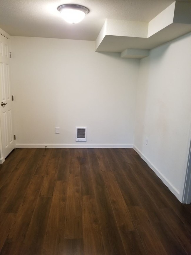Building Photo - Studio, 1 bath House - 829 Warren Ave B