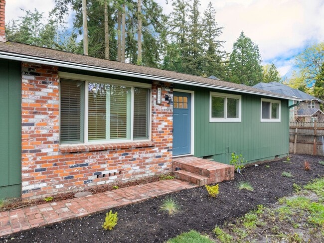 Building Photo - Single-family 3 bedroom home available for...