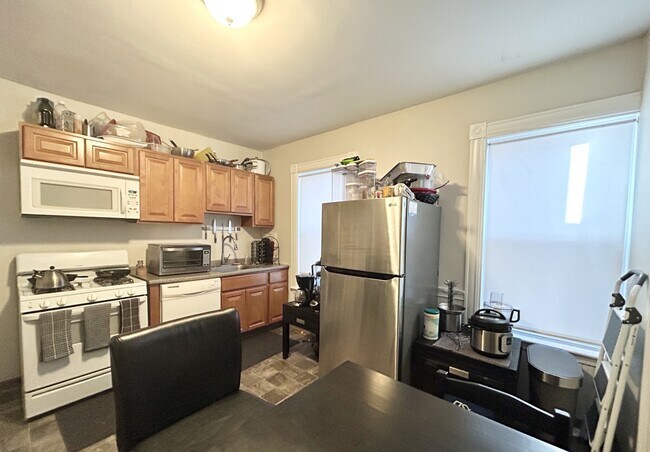 Building Photo - 151 E Cottage St