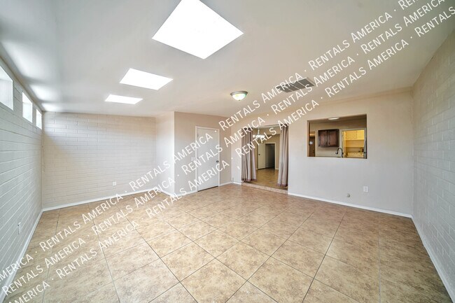 Foto del edificio - 1023 N Bedford Dr