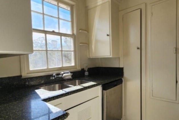 Foto del edificio - 10325-10327 /2 Ashton Ave