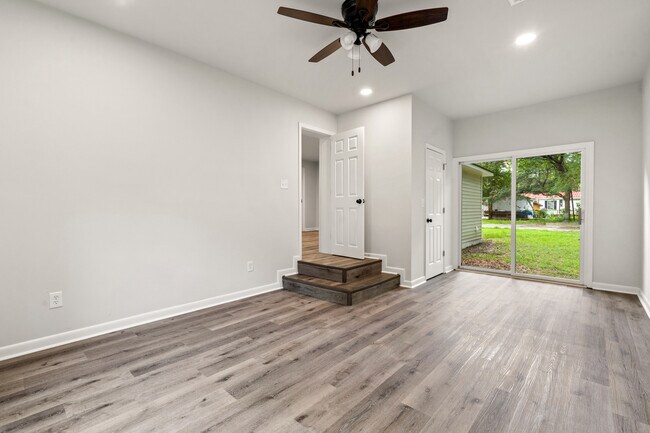 Building Photo - 371 El Paso Dr