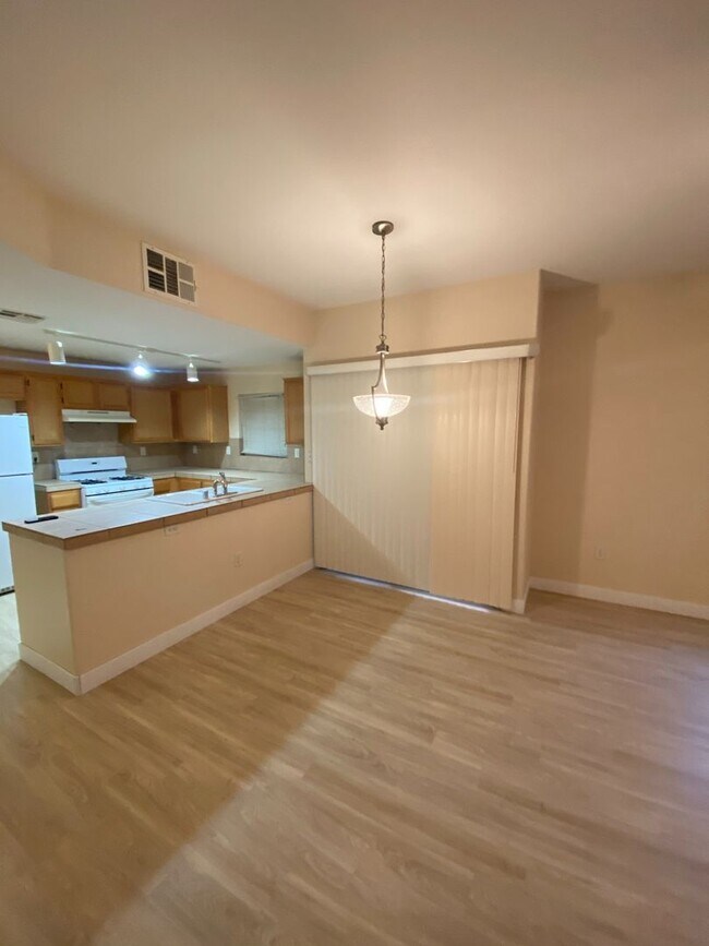 Foto del edificio - NW Near Majestic Park. 1ST FLOOR 2 BED, 2 BATH CONDO, GATED COMMUNITY