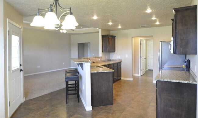 Building Photo - 2421 Flagstone Dr