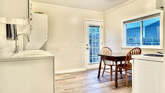 Foto del edificio - 208 E Harrison Ave