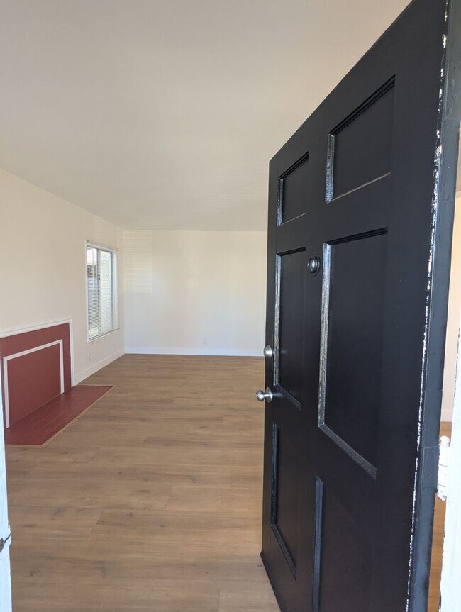 Building Photo - 6208-6210 S Fairfax Ave