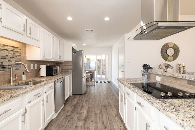 Building Photo - 864 Warwick Dr