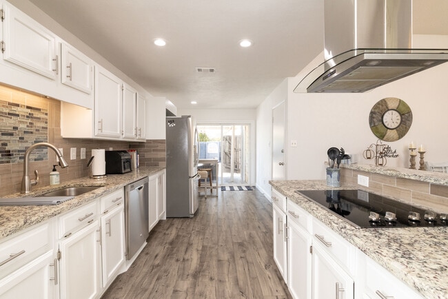 Photo - 864 Warwick Dr House