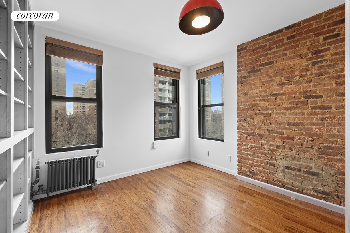 Primary Photo - 347 E 5th St