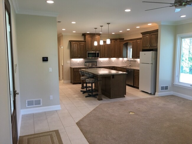 1000 sq-ft. apartment - 2612 Tucker Station Rd