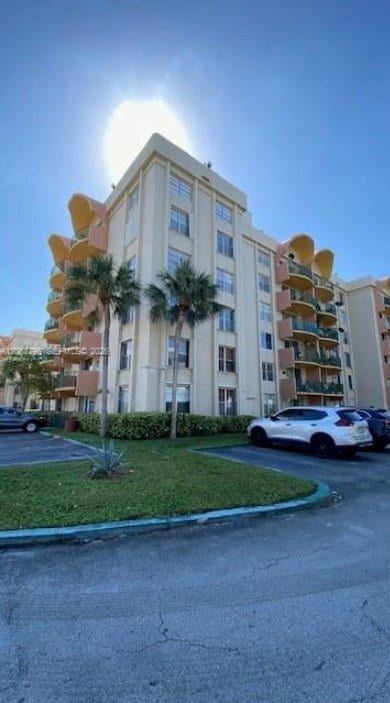 Building Photo - 9360 Fontainebleau Blvd