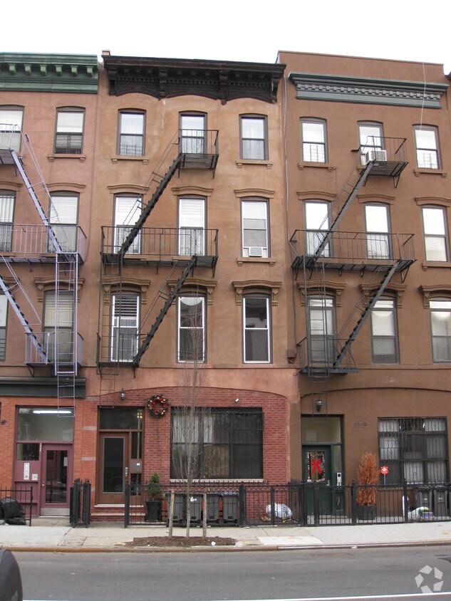Foto del edificio - 691 DeKalb Ave