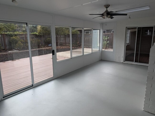 Building Photo - 709 Pepper Dr