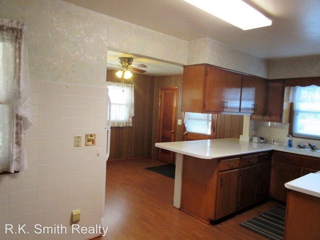 Building Photo - 703 N Oakhill Ave