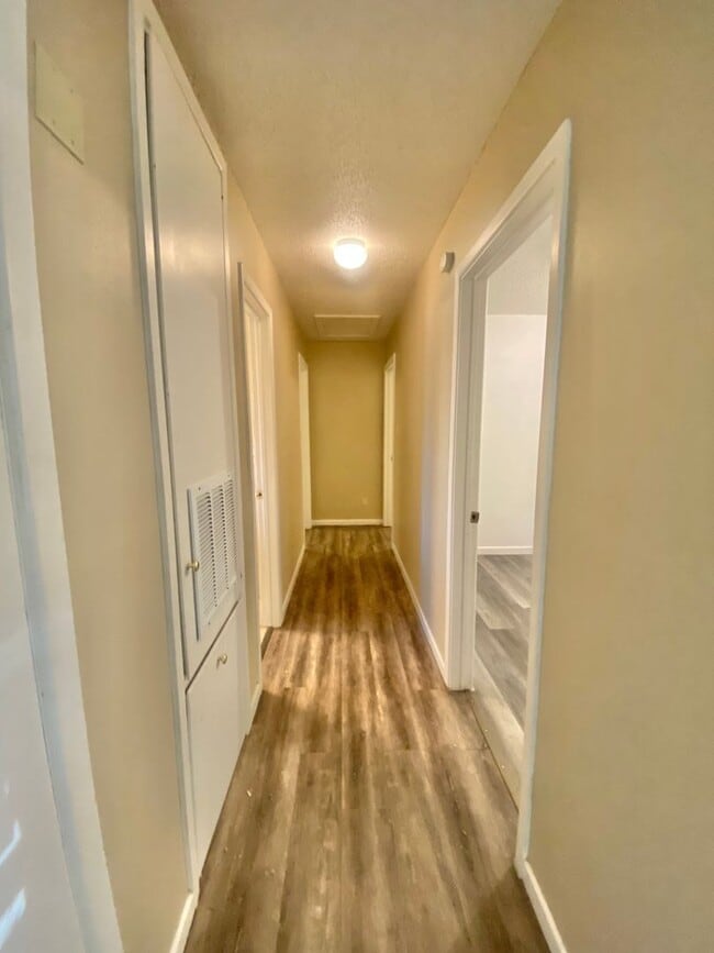 Foto del edificio - Great 3 bed 1 bath near 50th and slide now...