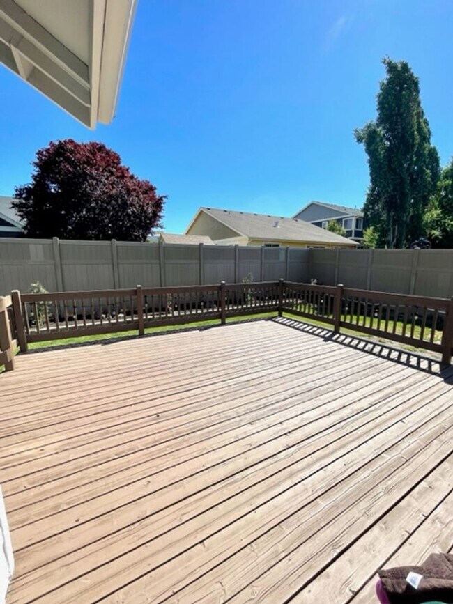 Building Photo - Charming 4 bedroom single level home w/A/C...
