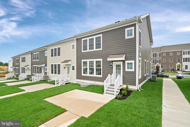 Building Photo - 851 Mapleton Ave