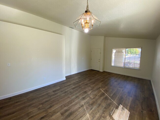 Building Photo - Charming Home with a Large Lot