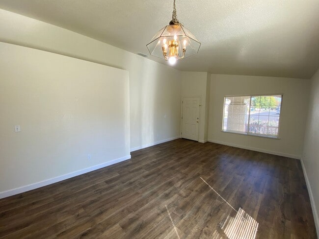 Foto del edificio - Charming Home with a Large Lot