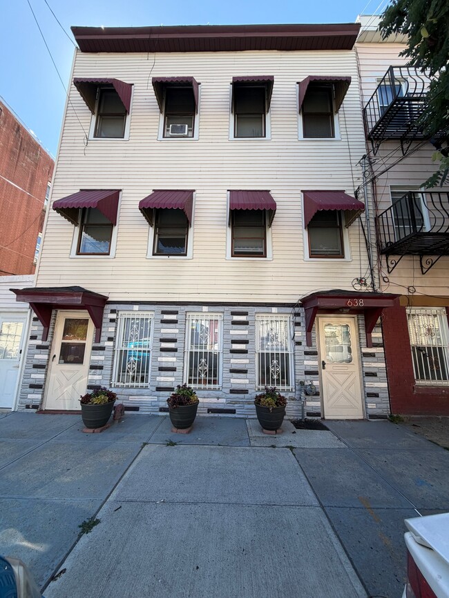 Building Photo - 638 N 5th St