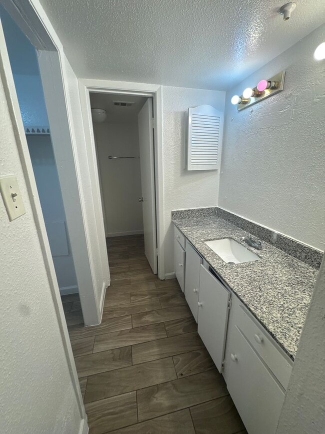 Foto del edificio - 3 bed, 2 bath 1st floor condo