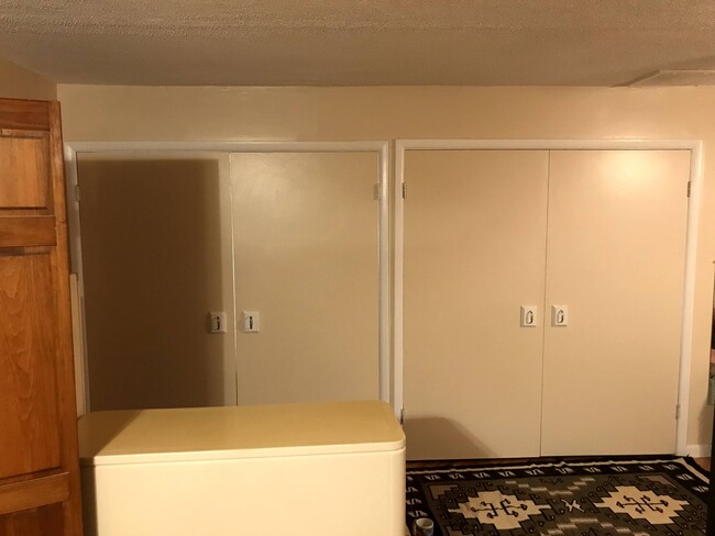 6 foot closets - 4279 Janes Ln