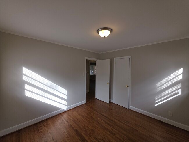 Foto del edificio - 1322 Briar Creek Rd