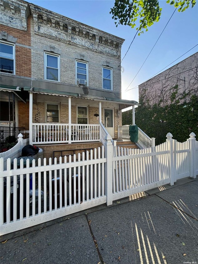 Foto principal - 105-12 90th St