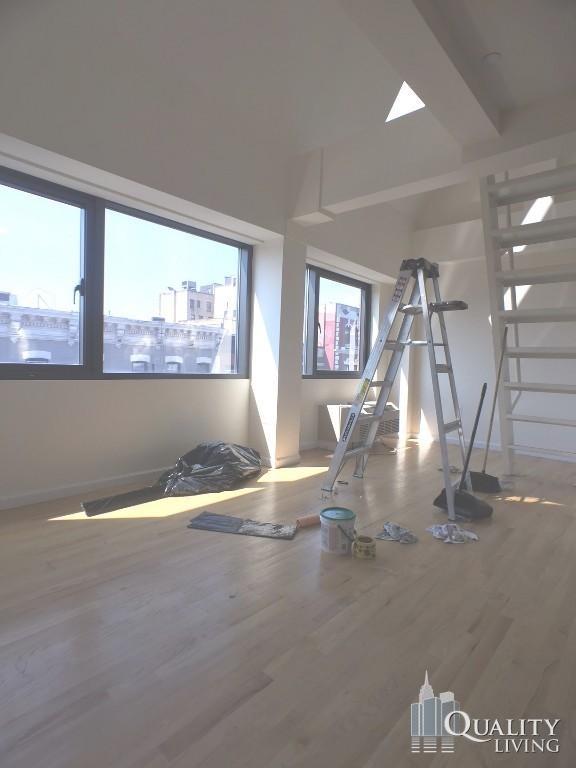 Foto principal - 351 E 13th St