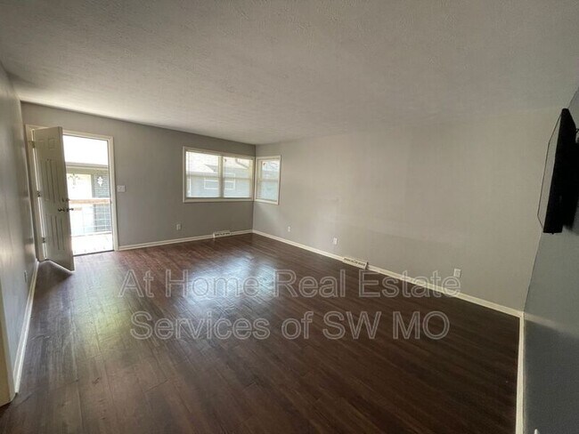 Foto del edificio - 1341 E Elm St