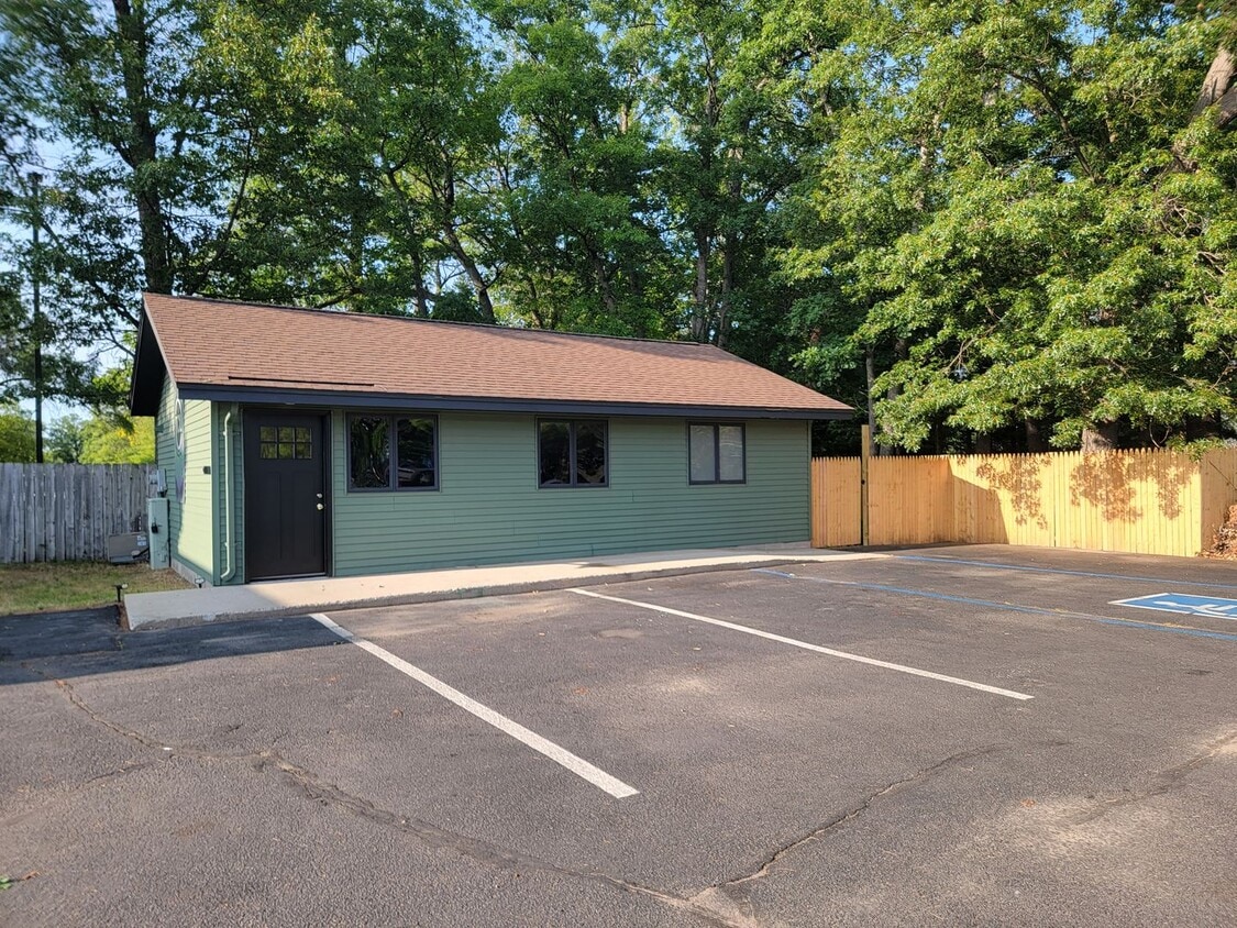 Foto principal - Newly renovated 2 Bed 1 Bath, PETS WELCOME...