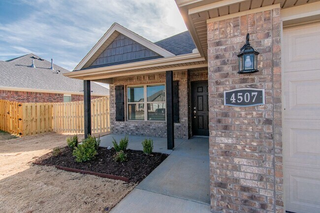Building Photo - Beautiful 3-bedroom 2 bath Home in Fayetteville!! Near UofA!