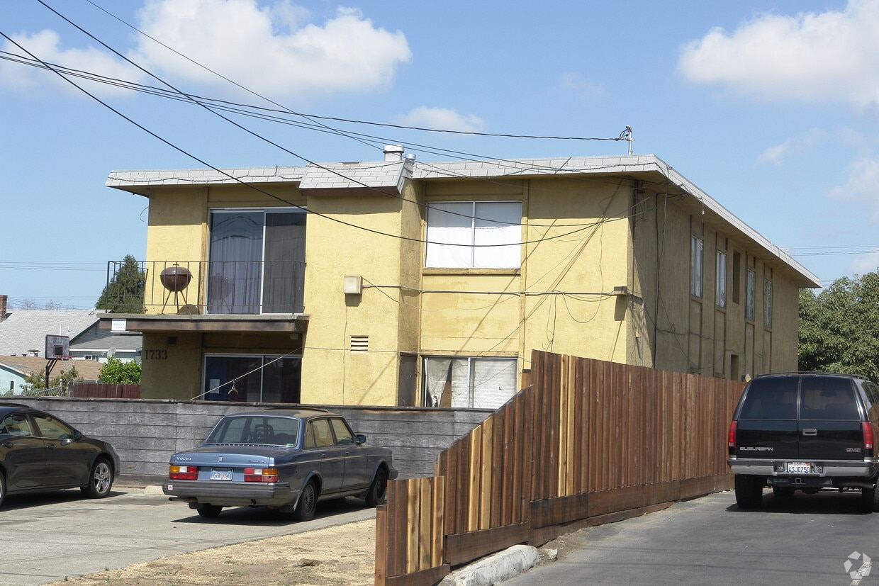 Building Photo - 1733 92nd Ave