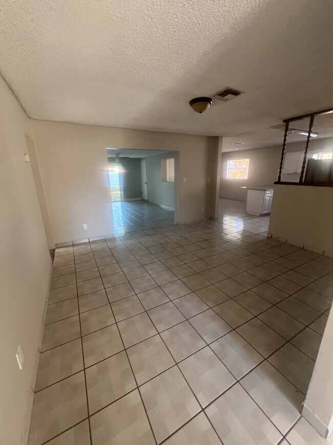 Foto del edificio - 7506 N Thatcher Ave