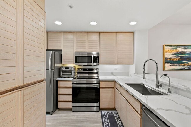 Foto del edificio - Elegant Furnished Penthouse Retreat with Treetop Views