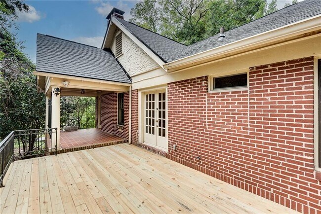 Foto del edificio - 1424 Emory Rd NE