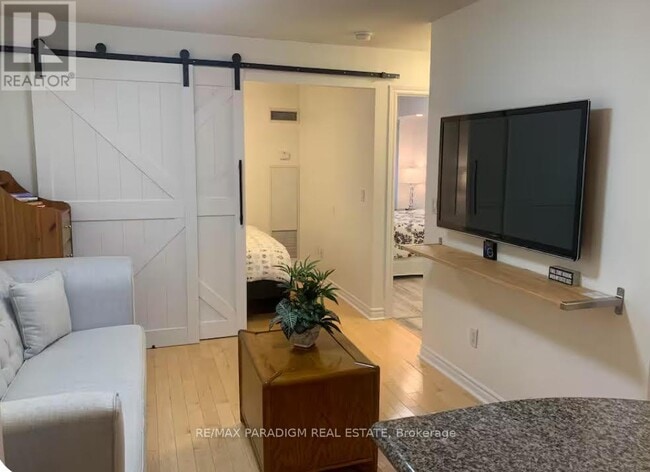 Building Photo - 250 Wellington St W