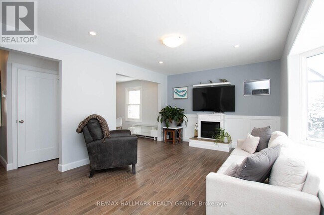 Building Photo - 929 Merivale Rd