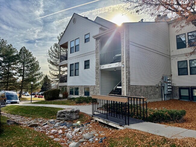 Building Photo - 50% OFF your 1st Month's Rent!!  Garden-Level Condo Featuring 1bd/1ba in Desirable Stoney Creek C...