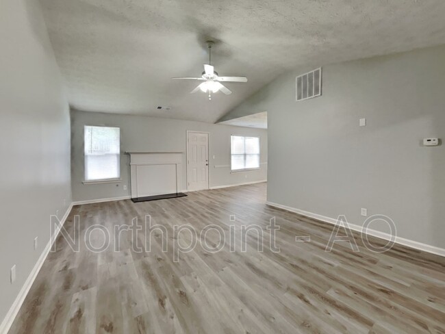 Building Photo - 520 Village Cir