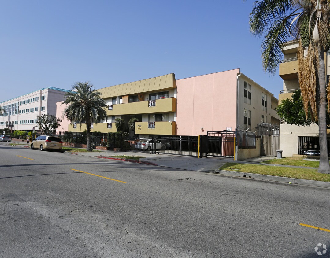 Foto principal - 737 S Oxford Ave